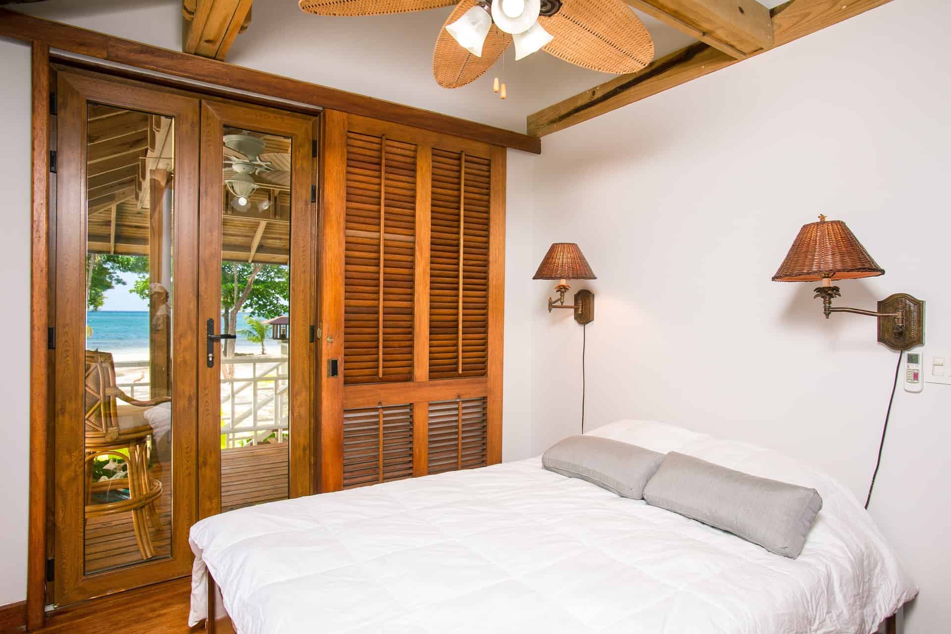 Como programar a transferência de hóspedes de um quarto para outro